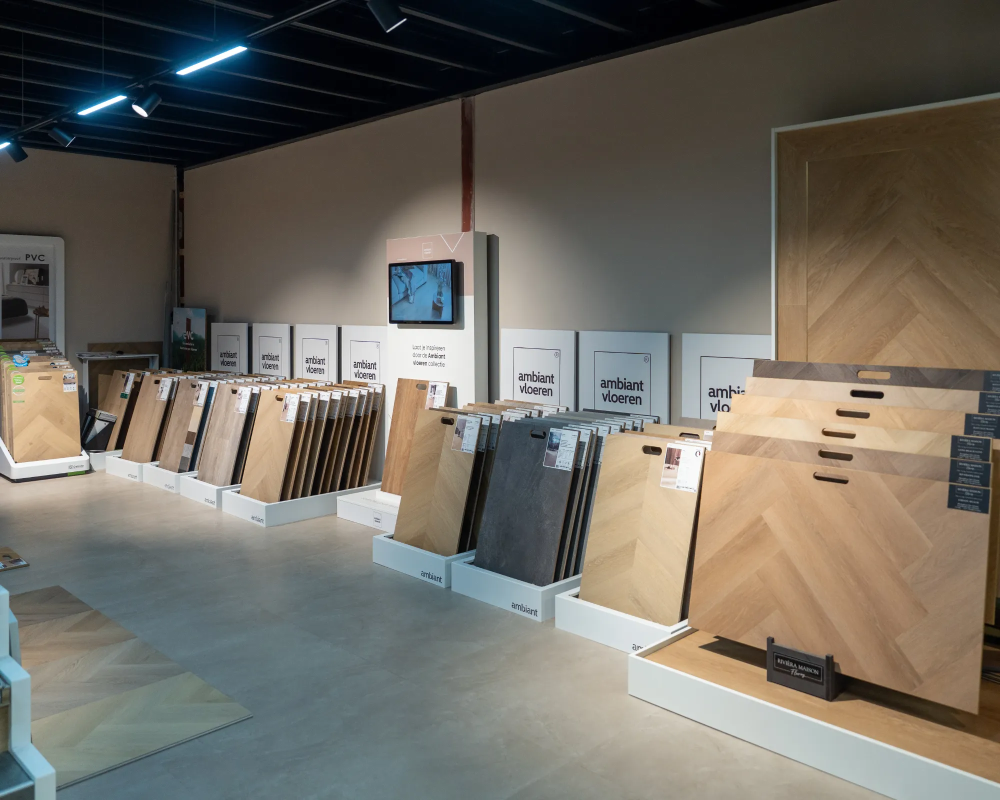 Showroom van PVCVLOERENSHOP in Utrecht met rekken vol vloerstalen