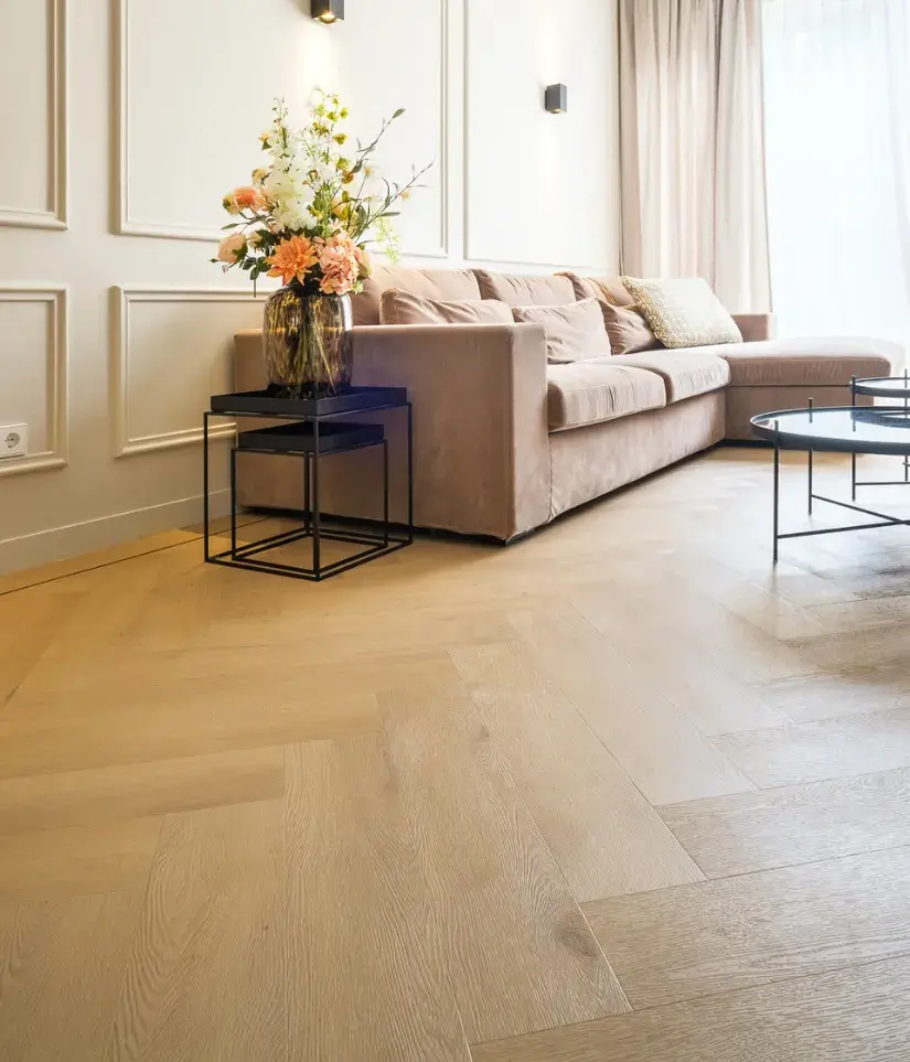 Warme PVC visgraatvloer in een woonkamer met bank