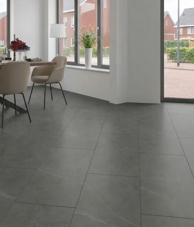 Grijze PVC vloer in tegellook in een lichte eetkamer